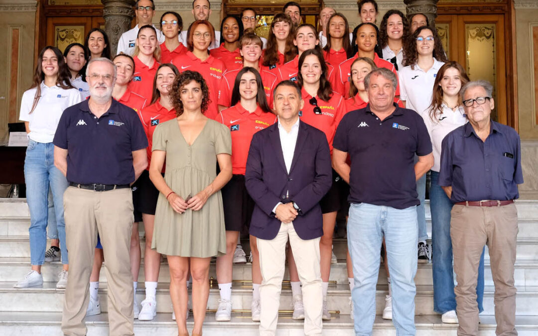 El Ayuntamiento de Santa Cruz de Tenerife recibe al equipo de Baloncesto España U18