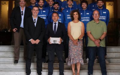 El alcalde de la ciudad recibió a la plantilla del C.B. Santa Cruz por el ascenso a la Liga EBA